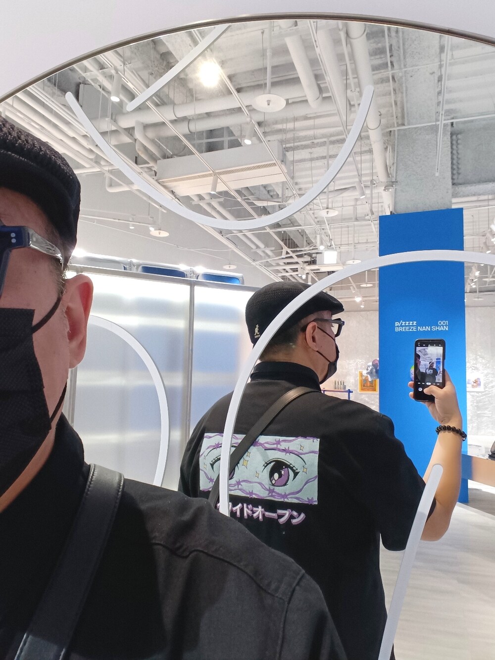 ブラック系のハンチング/ベレー帽を着用したメンズの冬コーディネートの2枚目の写真