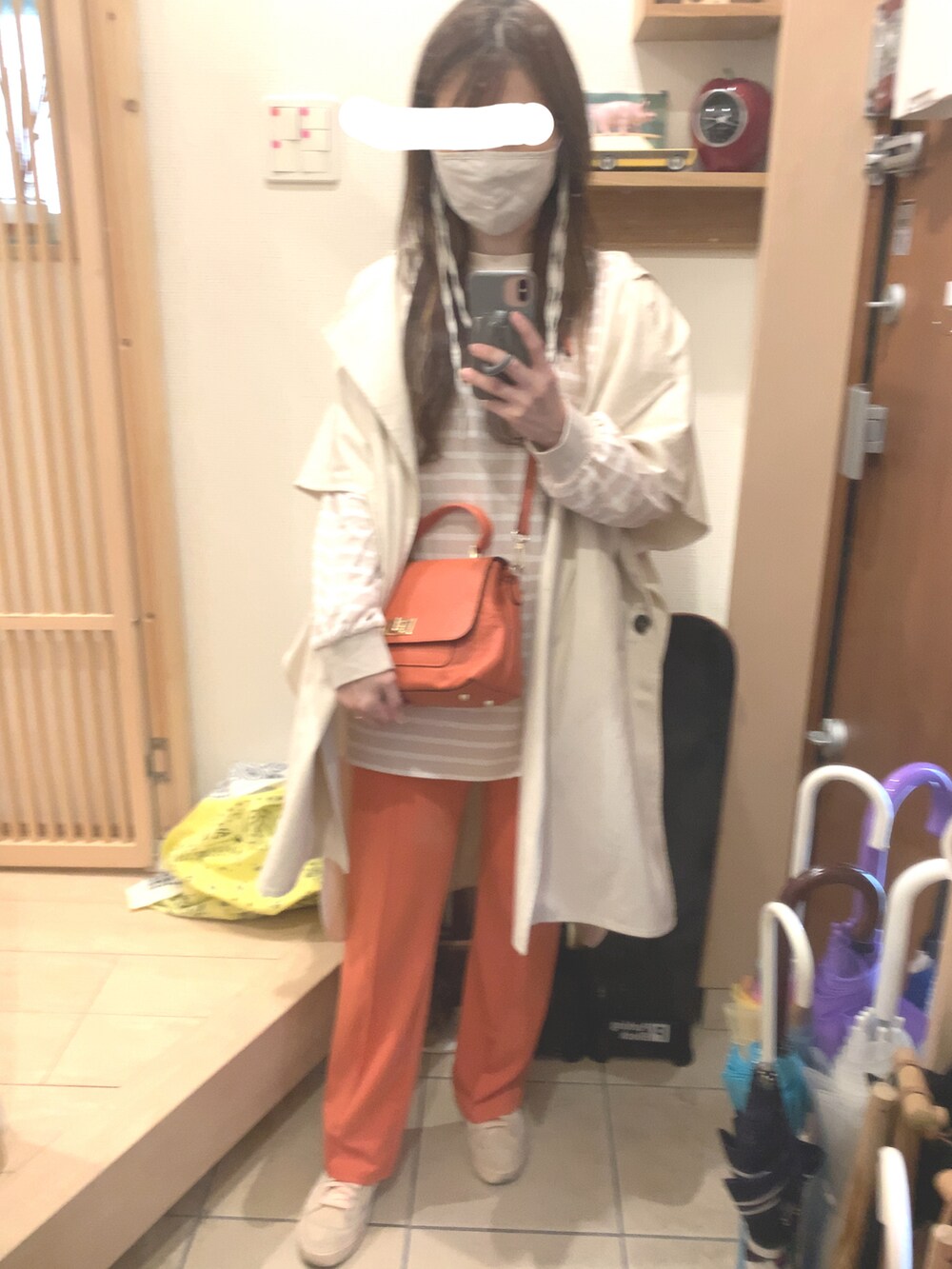 「カラーパンツ、スニーカー、ボーダー、ボーダートップス、ボーダーTシャツ、ロンT、オレンジパンツ、カジュアル、カジュアルコーデ、ベージュ、センタープレス、センタープレスパンツ、ラクチンコーデ、プチプラ、しまむら」｜「しまむらのアイテム（パンツ、オレンジ系）」を使った、こたつんさん（レディース・158cm）の夏コーディネートの2枚目の写真