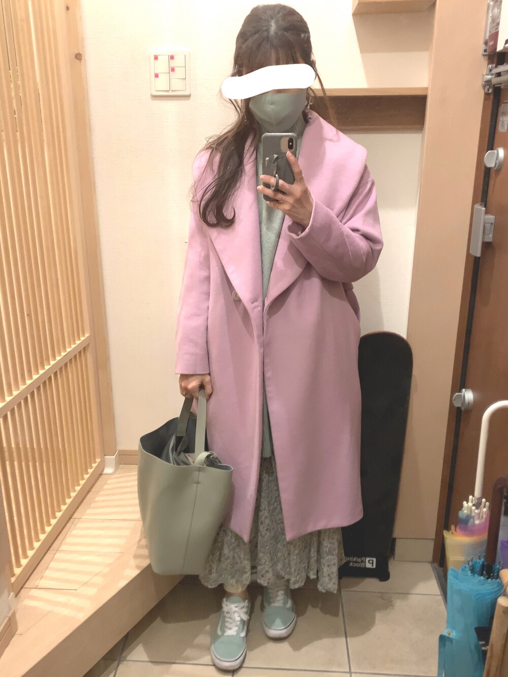 「花柄、花柄ワンピース、ボタニカル柄、ビックシルエット、GU、プチプラ、プチプラコーデ、グリーン、ピンク、スニーカー、スニーカーコーデ、ビックカラーコート、春色、春色コーデ、春コーデ」｜「earth music&ecologyのボタニカルフラワーフレアスカート 〇（スカート、ベージュ系）」を使った、こたつんさん（レディース・158cm）の春コーディネートの2枚目の写真