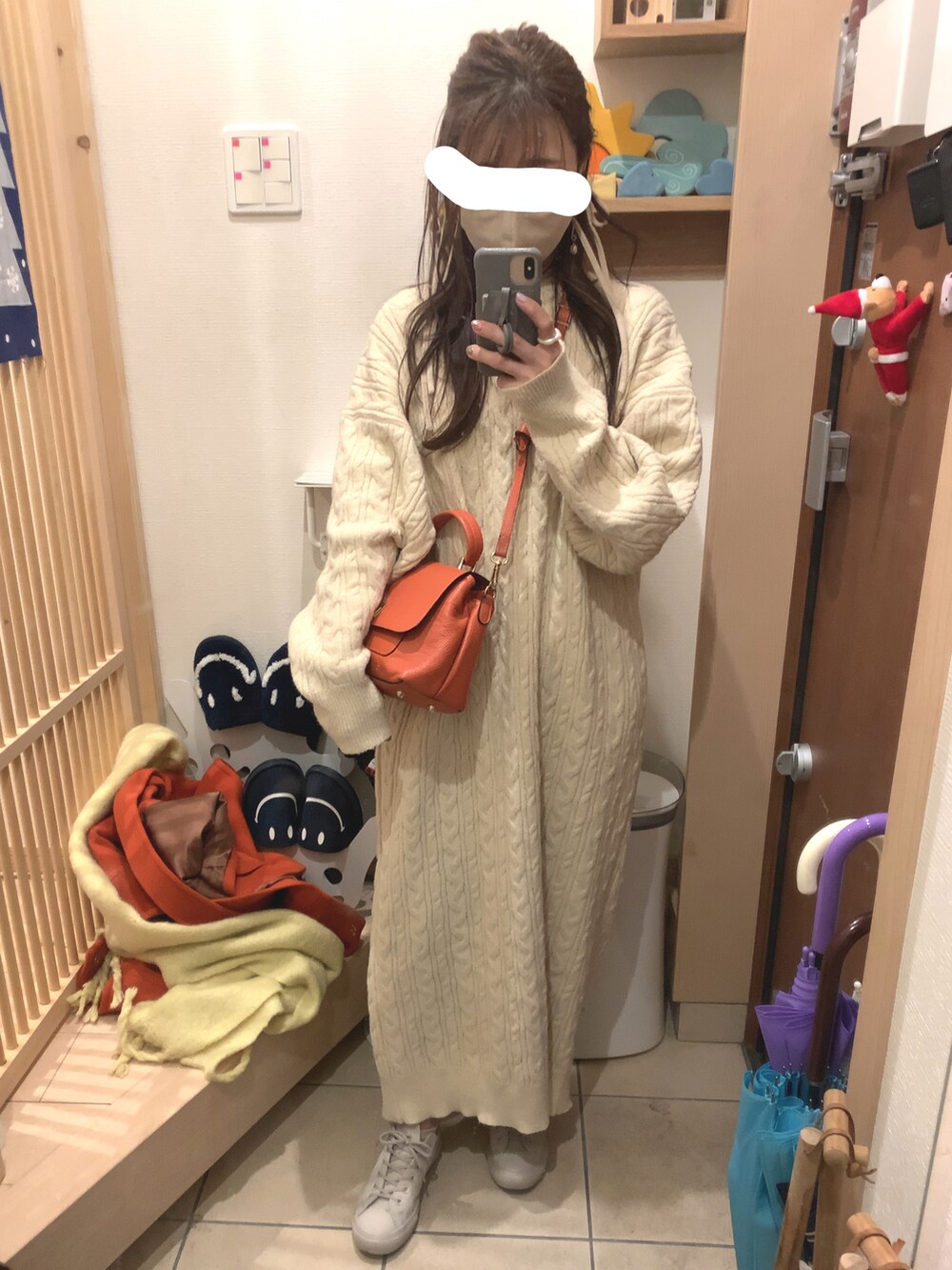 「オレンジ、ニットワンピース、コンバース オールスター、スニーカー、ワンピース×スニーカー、ワンピース、マフラー、ケーブルニット、オトナカジュアル、冬」｜「PUBLIC TOKYOの【S120ウール】MANTECO ショートコート（その他アウター、オレンジ系）」を使った、こたつんさん（レディース・158cm）の冬コーディネートの2枚目の写真