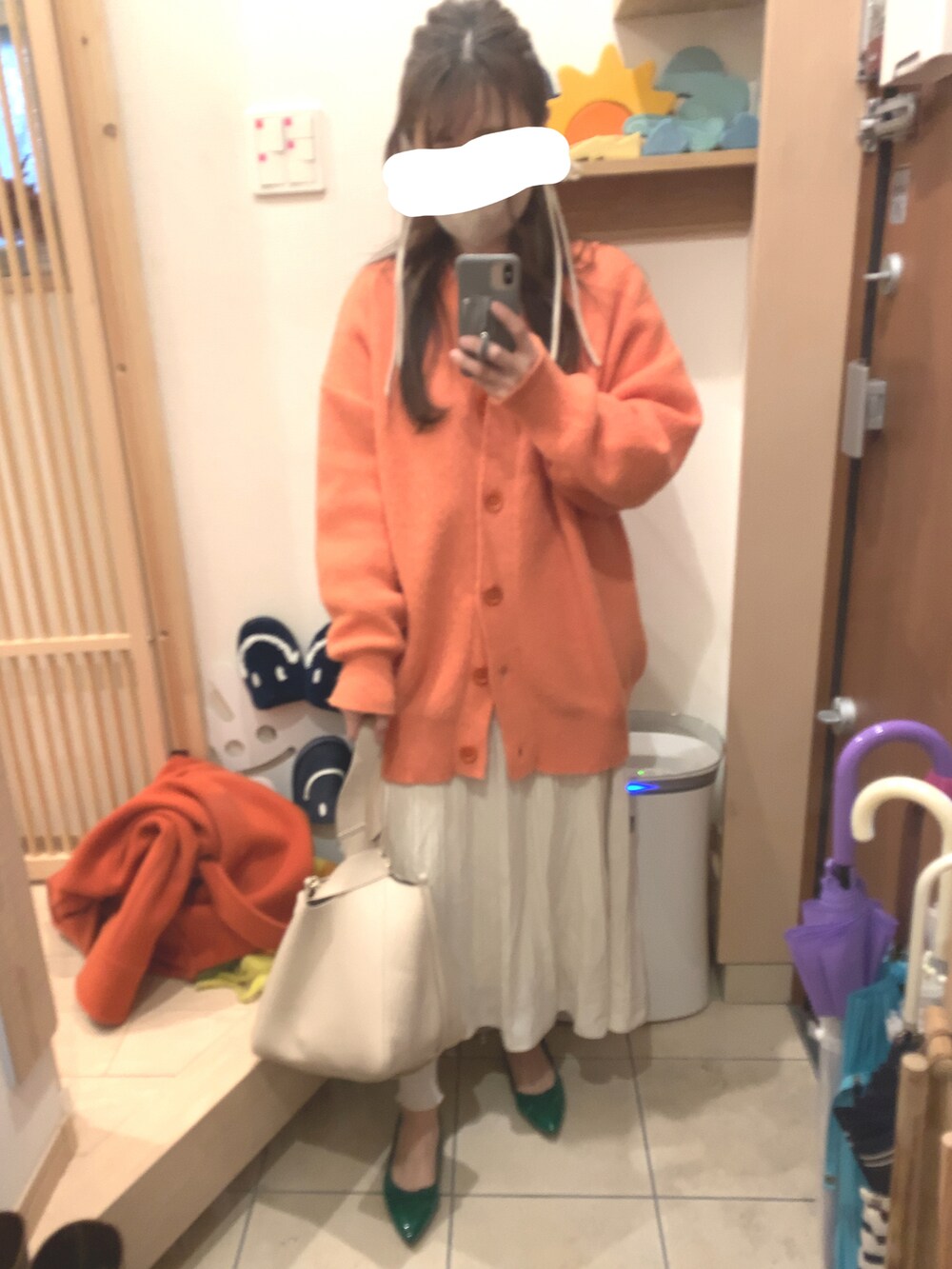 「セットアップ、ニットスカート、パンプス、フラットシューズ、バレエシューズ、オレンジ、ベージュ、差し色(オレンジ)、差し色(緑)、チェックマフラー」｜「PUBLIC TOKYOの【S120ウール】MANTECO ショートコート（その他アウター、オレンジ系）」を使った、こたつんさん（レディース・158cm）の冬コーディネートの2枚目の写真
