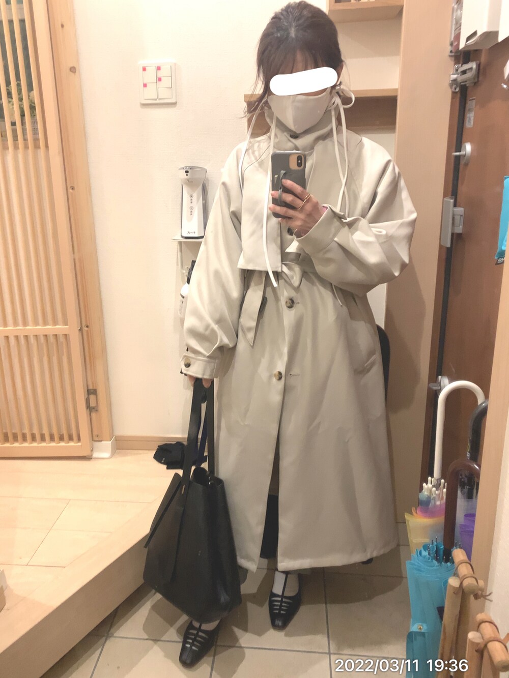 「デニム、デニムパンツ、春コーデ、トレンチコート、ピンク、ピンクニット、パンプス、パンツスタイル、パンプス×靴下、ストラップシューズ、スタンドカラー、カジュアル、カジュアルコーデ、プチプラコーデ、GU」｜「SMIR NASLIのSack Tote（トートバッグ、ブラック系）」を使った、こたつんさん（レディース・158cm）の春コーディネートの2枚目の写真