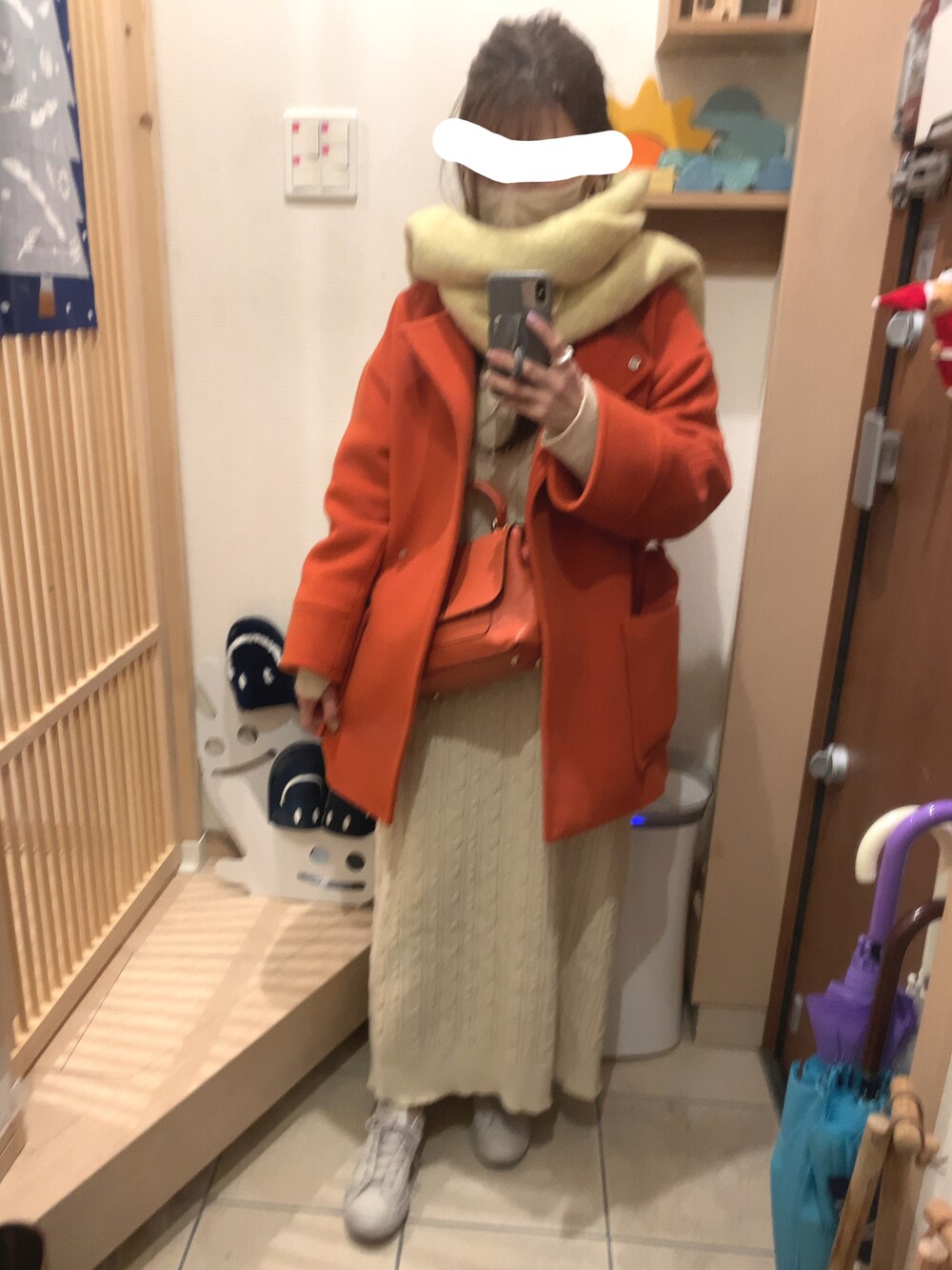 「オレンジ、ニットワンピース、コンバース オールスター、スニーカー、ワンピース×スニーカー、ワンピース、マフラー、ケーブルニット、オトナカジュアル、冬」｜「PUBLIC TOKYOの【S120ウール】MANTECO ショートコート（その他アウター、オレンジ系）」を使った、こたつんさん（レディース・158cm）の冬コーディネートの3枚目の写真