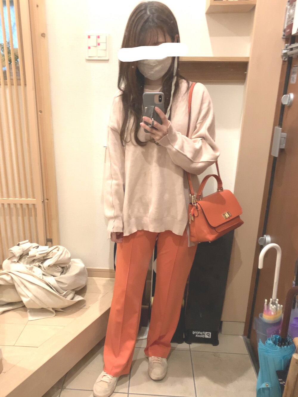 「オレンジ、オレンジパンツ、春コート、パンツスタイル、パンツ、春ニット、スニーカー、スニーカーコーデ、スニーカー女子、カジュアル、カジュアルコーデ、重ね着、ラクチンコーデ、しまむら、しまむらコーデ」｜「MARCO BIANCHINIのMARCO BIANCHINI:フラップ2WAYショルダーバッグ◇（ショルダーバッグ、オレンジ系）」を使った、こたつんさん（レディース・158cm）の春コーディネートの2枚目の写真