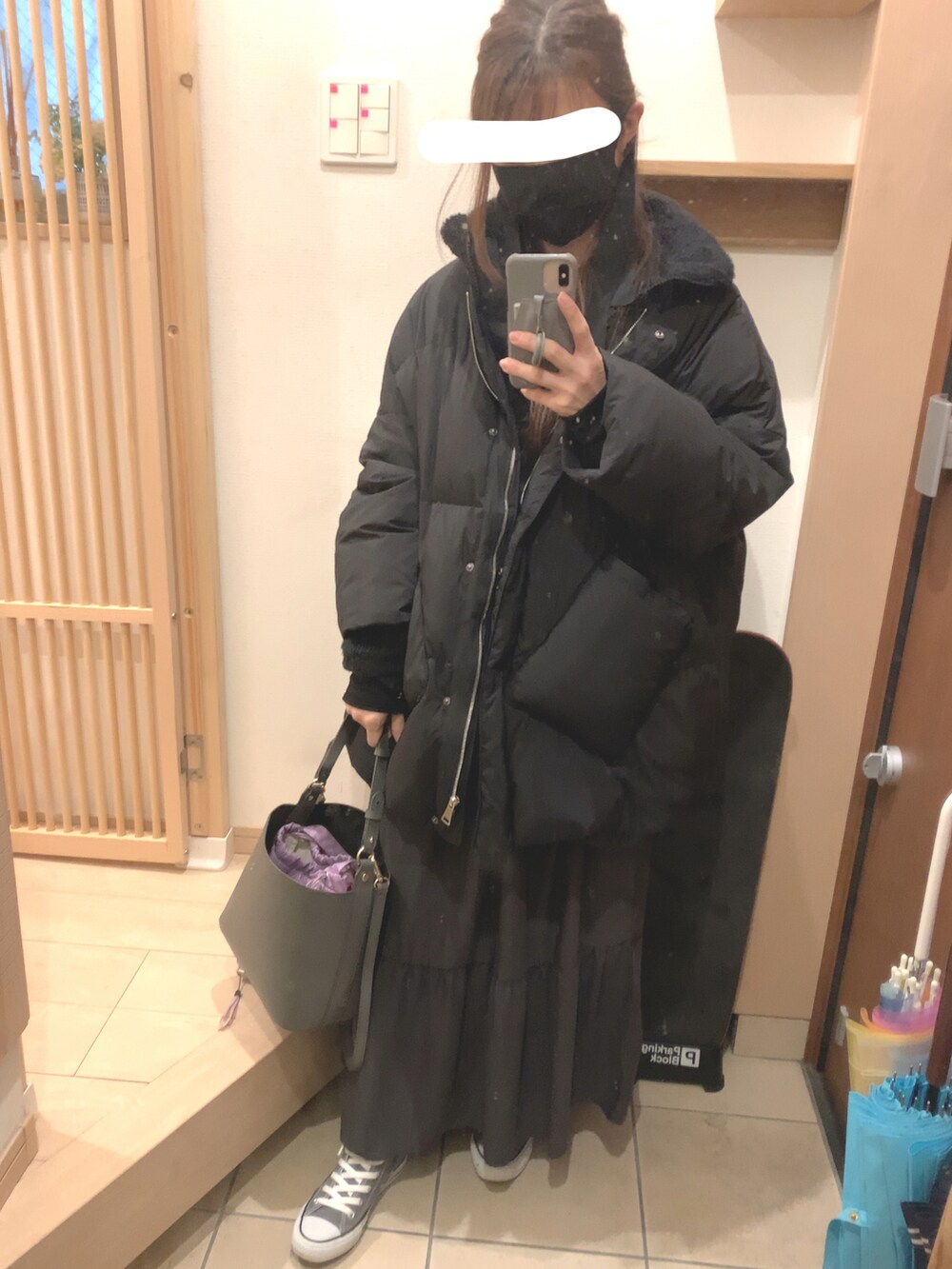 「ワンピース、ワンピース×スニーカー、コンバース、コンバース ハイカット、コンバース オールスター、ティアードワンピース、グレー、ワントーンコーデ、ロングワンピース、ダウンジャケット、スニーカーコーデ、シンプルコーデ」｜「CONVERSEのCONVERSE コンバース オール スター ハイ / ALL STAR HI (CHARC) 32066761（スニーカー、グレー系）」を使った、こたつんさん（レディース・158cm）の春コーディネートの2枚目の写真