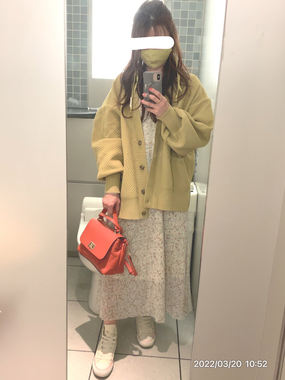 「ステンカラーコート、花柄ワンピース、ワンピース、ワンピース×スニーカー、コンバース オールスター、コンバース ハイカット、カーティガン、春コーデ、スニーカー、スニーカーコーデ」｜「Ungridのステンカラーロングコート（その他アウター、イエロー系）」を使った、こたつんさん（レディース・158cm）の春コーディネートの2枚目の写真