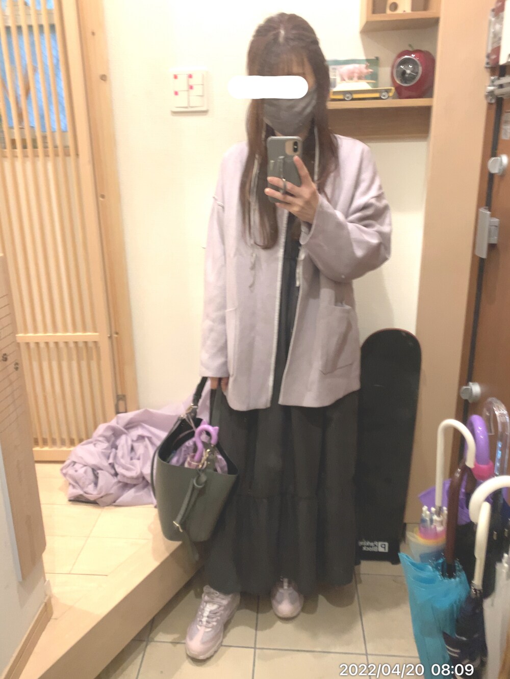 「ワンピース、レインコート、ワンピース×スニーカー、スニーカー、スニーカーコーデ、ラベンダー、グレー、雨の日コーデ」｜「MARCO BIANCHINIのMARCO BIANCHINI/別注フェイクファーポーチ付きショルダーバッグ（ショルダーバッグ、グレー系）」を使った、こたつんさん（レディース・158cm）の春コーディネートの2枚目の写真