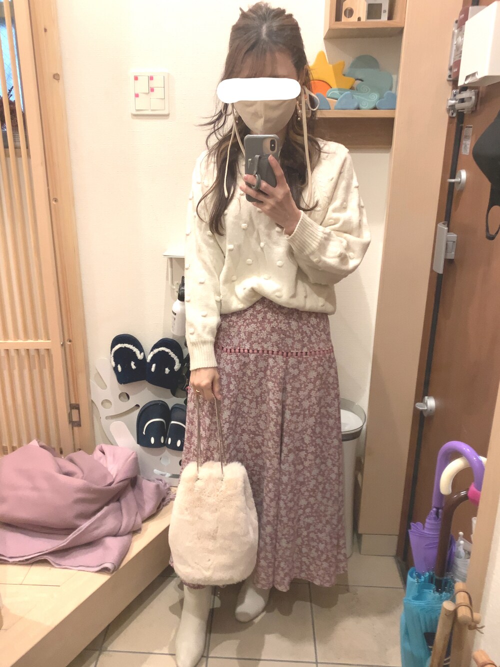 「ショートブーツ、ブーツ、花柄スカート、ぽこぽこニット、ニット、ファー小物、ファーバッグ、エコファー、マフラー、ピンク、ピンクコーデ、キレイめ、きれいめコーディネート」|「ODETTE E ODILEのO F-FUR ChainキンチャクBAG ◆(ショルダーバッグ、ホワイト系)」を使った、こたつんさん(レディース・158cm)の冬コーディネートの2枚目の写真