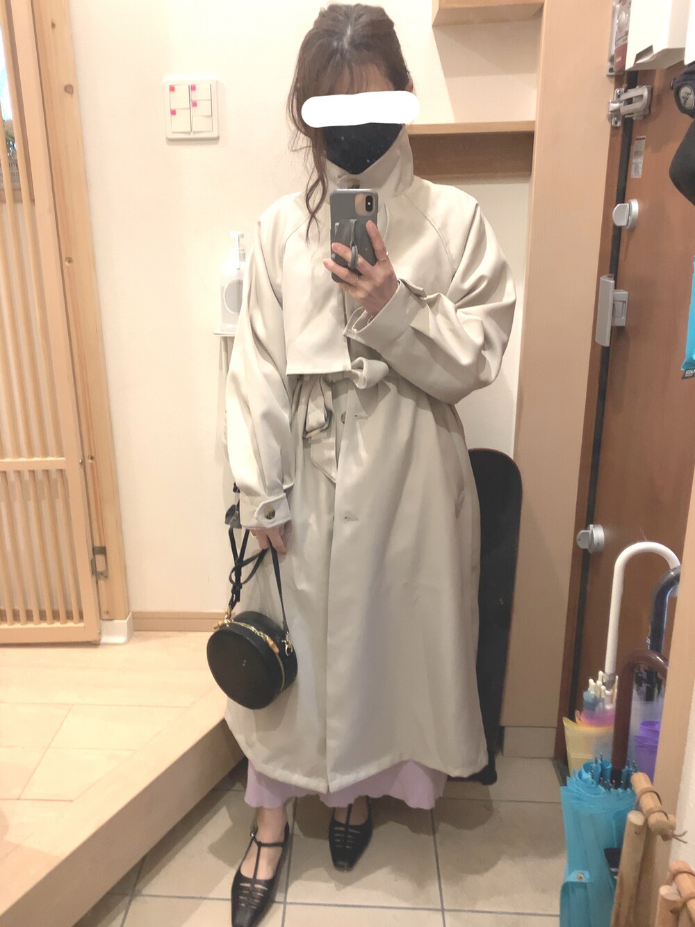 「ニットワンピース、ニットアップ、セットアップ、ストラップシューズ、スクエアトゥ、キレイめ、お出かけコーデ、スタンドカラーコート、トレンチコート、ラベンダー、春コーデ、春アウター、ワンピース、骨格ウェーブ、ロングワンピース」｜「ef-deのサークルショルダーバック（ショルダーバッグ、ブラック系）」を使った、こたつんさん（レディース・158cm）の春コーディネートの2枚目の写真