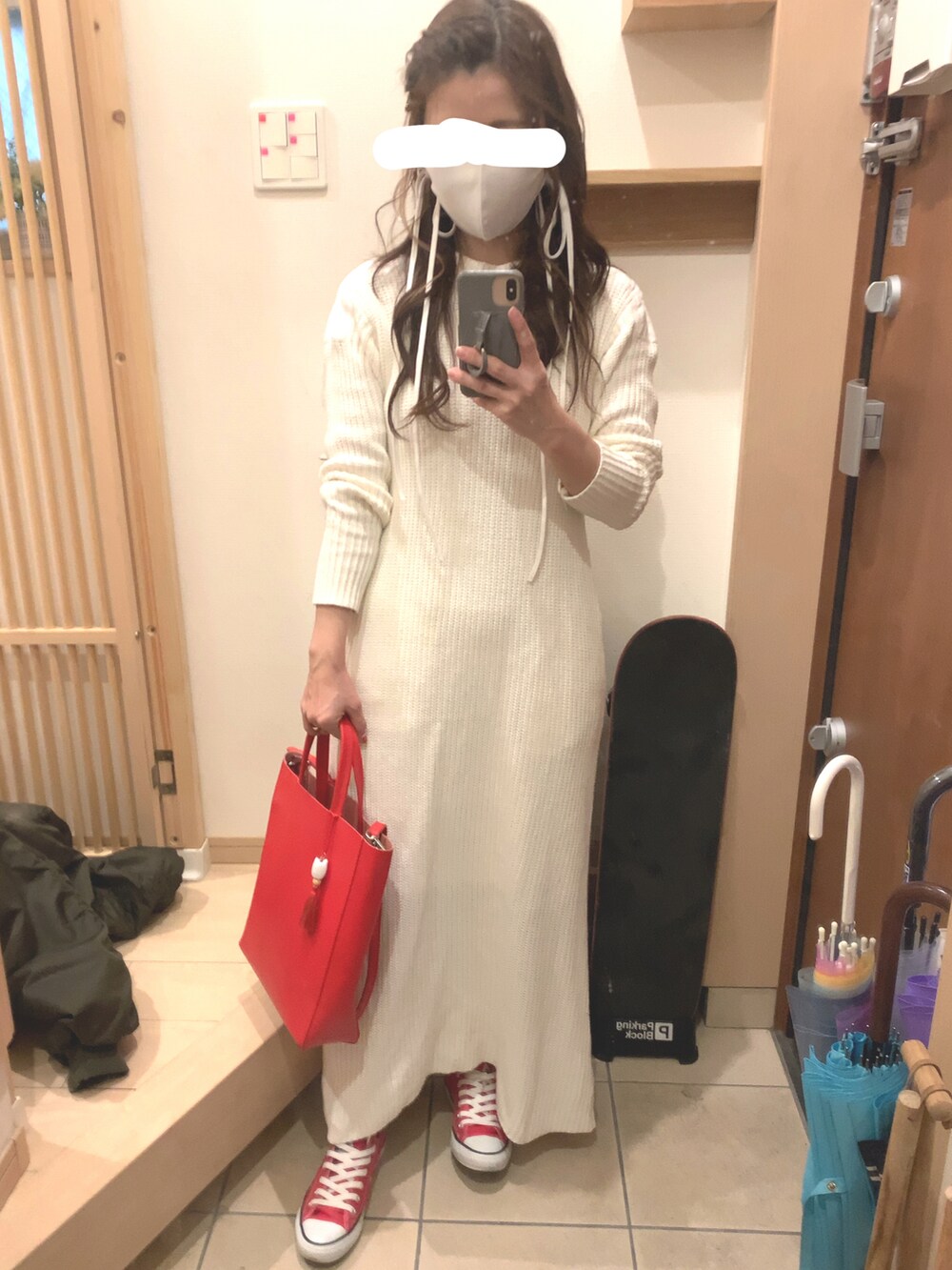 「ニットワンピース、赤、MA-1、オトナカジュアル、ラフコーデ、カーキ、コンバース、コンバース オールスター、ワンピース、ワンピース×スニーカー、赤スニーカー、カジュアルコーデ、赤い靴、トートバッグ、おでここんにちは」｜「the caseの【THE CASE】useful box shoulder（トートバッグ、レッド系）」を使った、こたつんさん（レディース・158cm）の春コーディネートの2枚目の写真