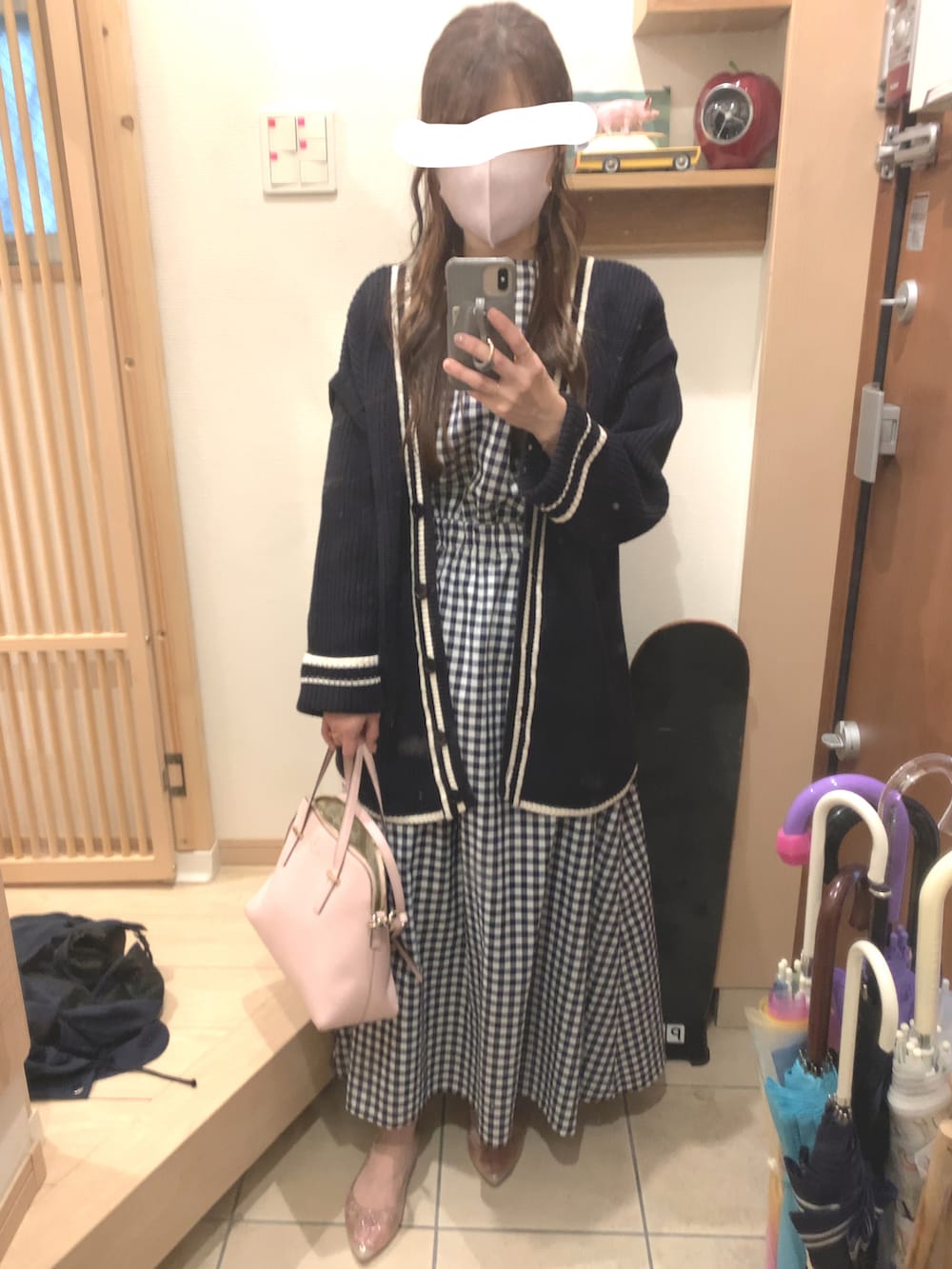 「ギンガムチェック、ギンガムチェックワンピース、マウンテンパーカー、雨の日コーデ、ネイビー×ピンク、雨の日、カーディガン」｜「passage mignon/flaneurのラメキラ レインパンプス（レインシューズ、ピンク系）」を使った、こたつんさん（レディース・158cm）の春コーディネートの2枚目の写真