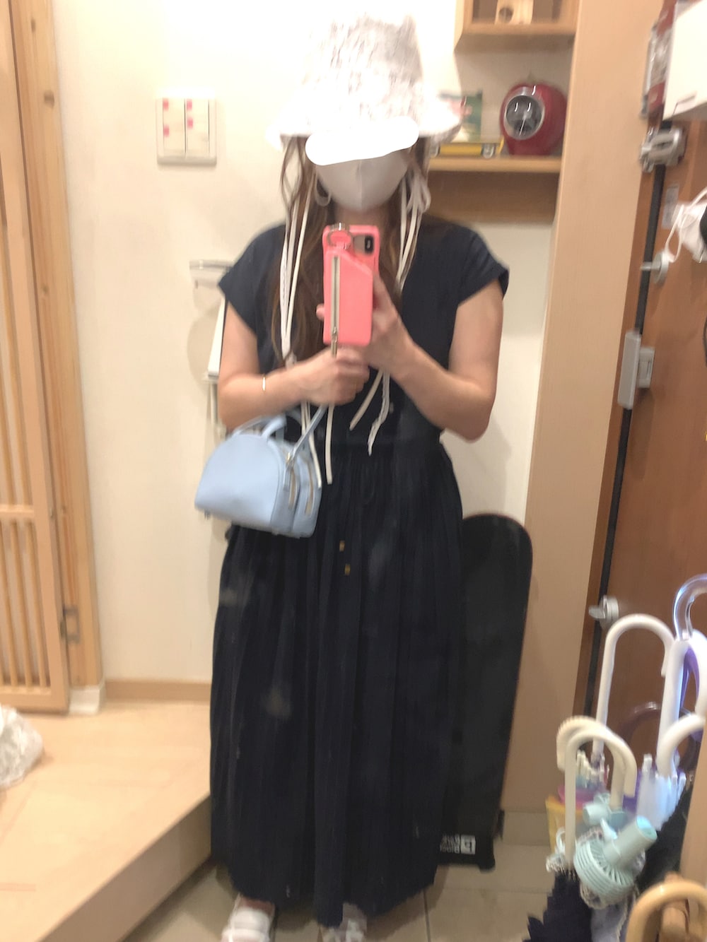 ブルー系のショルダーバッグ、ホワイト系のサンダル、ブルー系のワンピースを着用したレディースの夏コーディネートの2枚目の写真