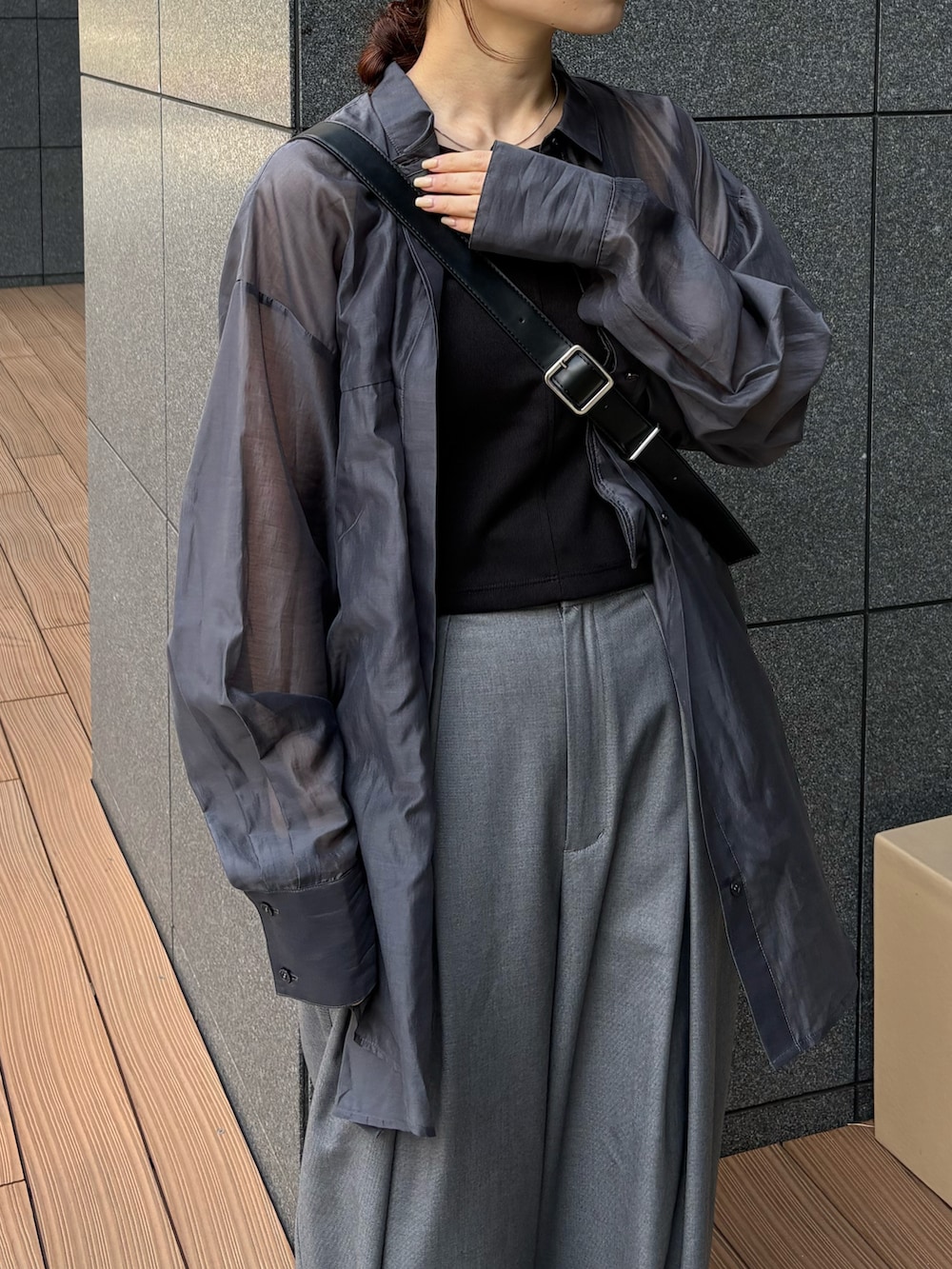 ブラック系のショルダーバッグ、ブルー系のシャツ/ブラウス、ブラック系のワンピースを着用したレディースの春コーディネートの4枚目の写真