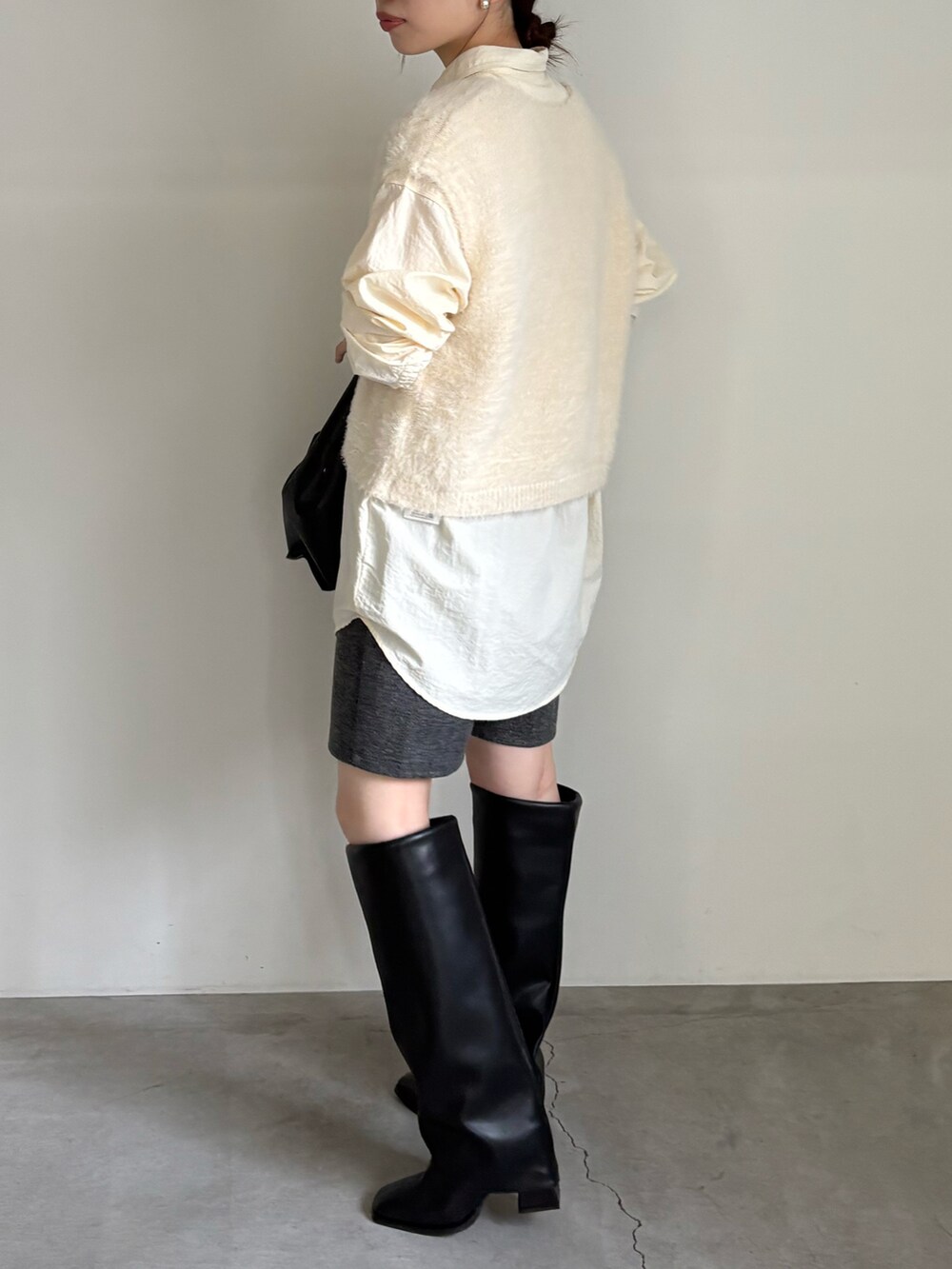 ホワイト系のベスト、ベージュ系のシャツ/ブラウス、グレー系のその他パンツを着用したレディースの秋コーディネートの2枚目の写真