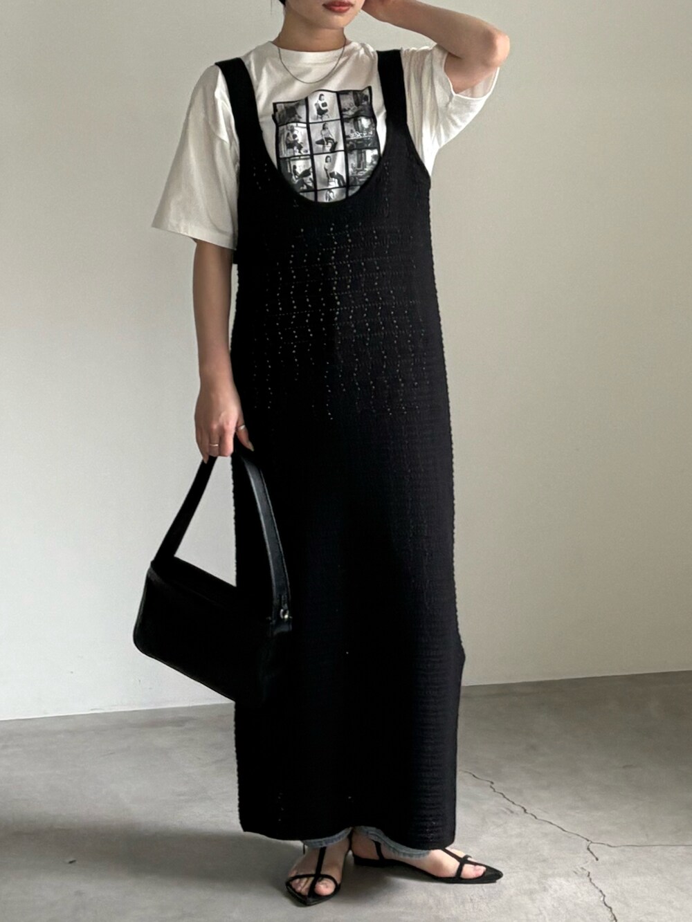 ホワイト系のTシャツ/カットソー、ブラック系のワンピース、ブルー系のデニムパンツを着用したレディースの春コーディネートの2枚目の写真