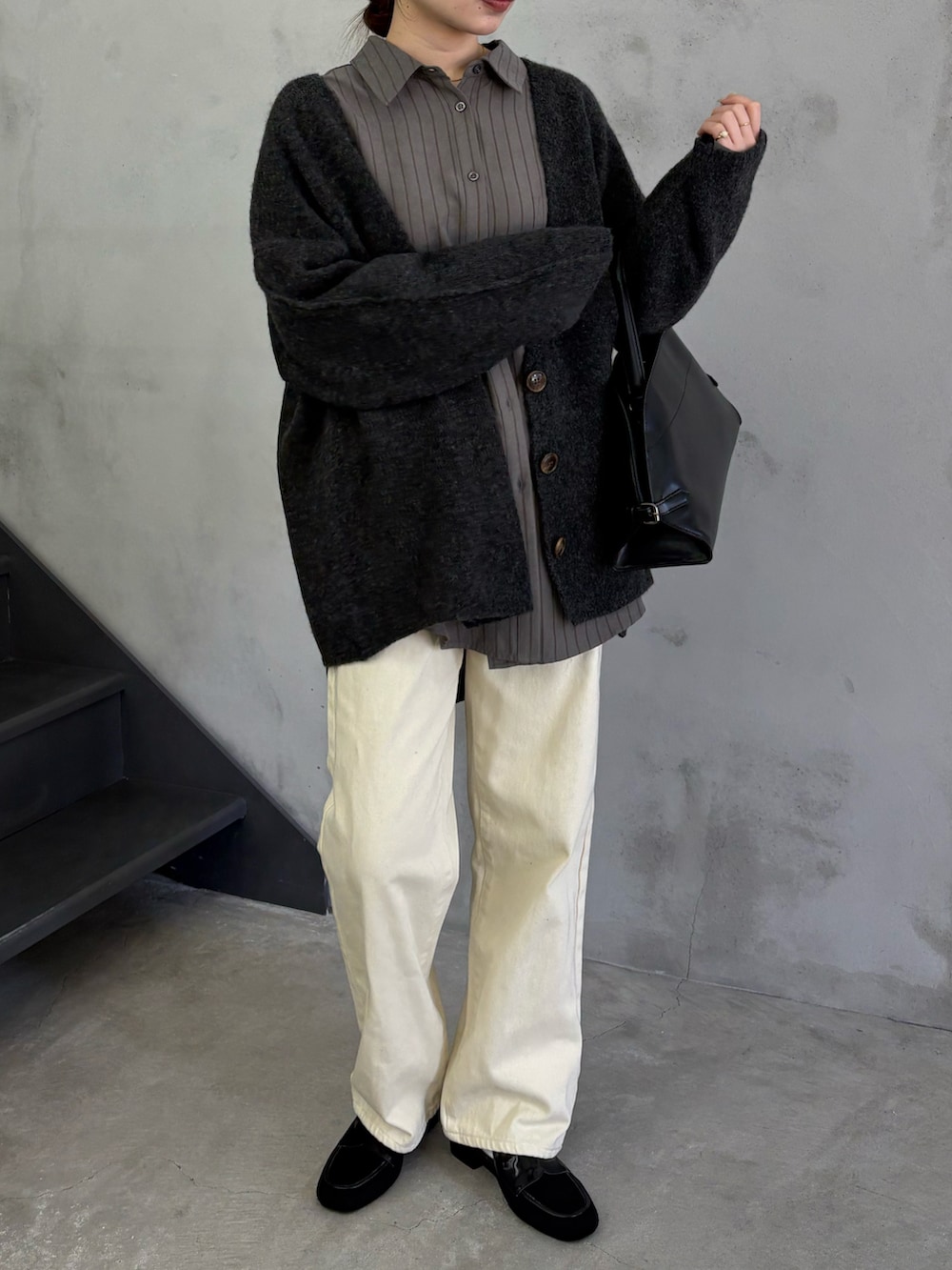 グレー系のシャツ/ブラウス、グレー系のカーディガン/ボレロ、ベージュ系のデニムパンツを着用したレディースの冬コーディネートの3枚目の写真