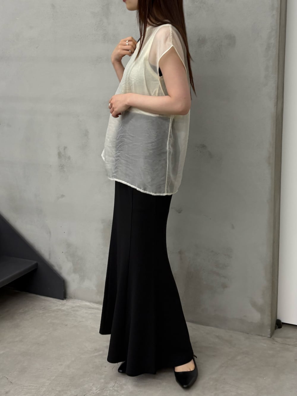 ホワイト系のTシャツ/カットソー、ブラック系のセットアップ、ブラック系のサンダルを着用したレディースの夏コーディネートの2枚目の写真