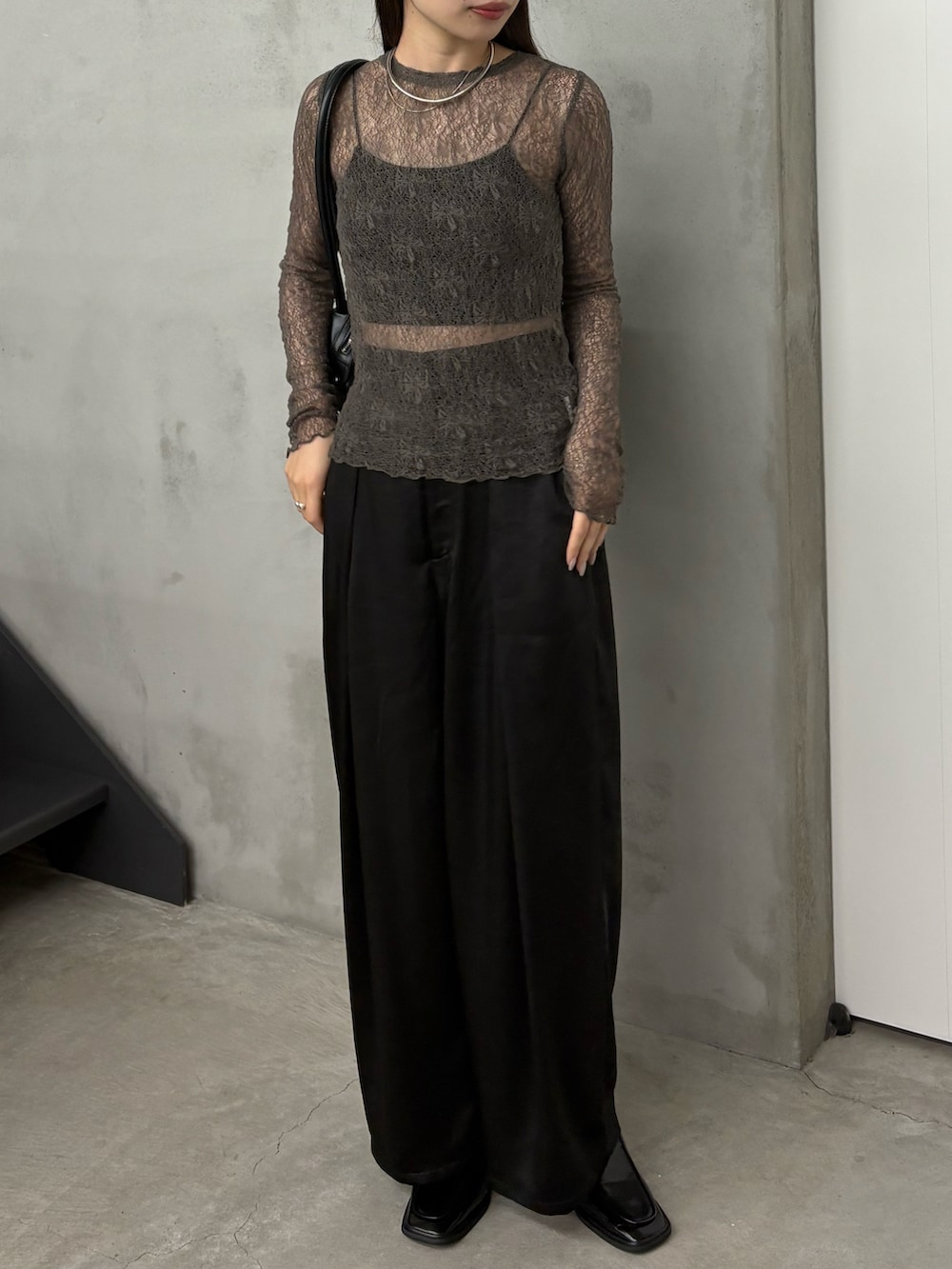 ベージュ系のシャツ/ブラウス、ブラック系のキャミソール、ブラック系のスラックスを着用したレディースの夏コーディネートの2枚目の写真