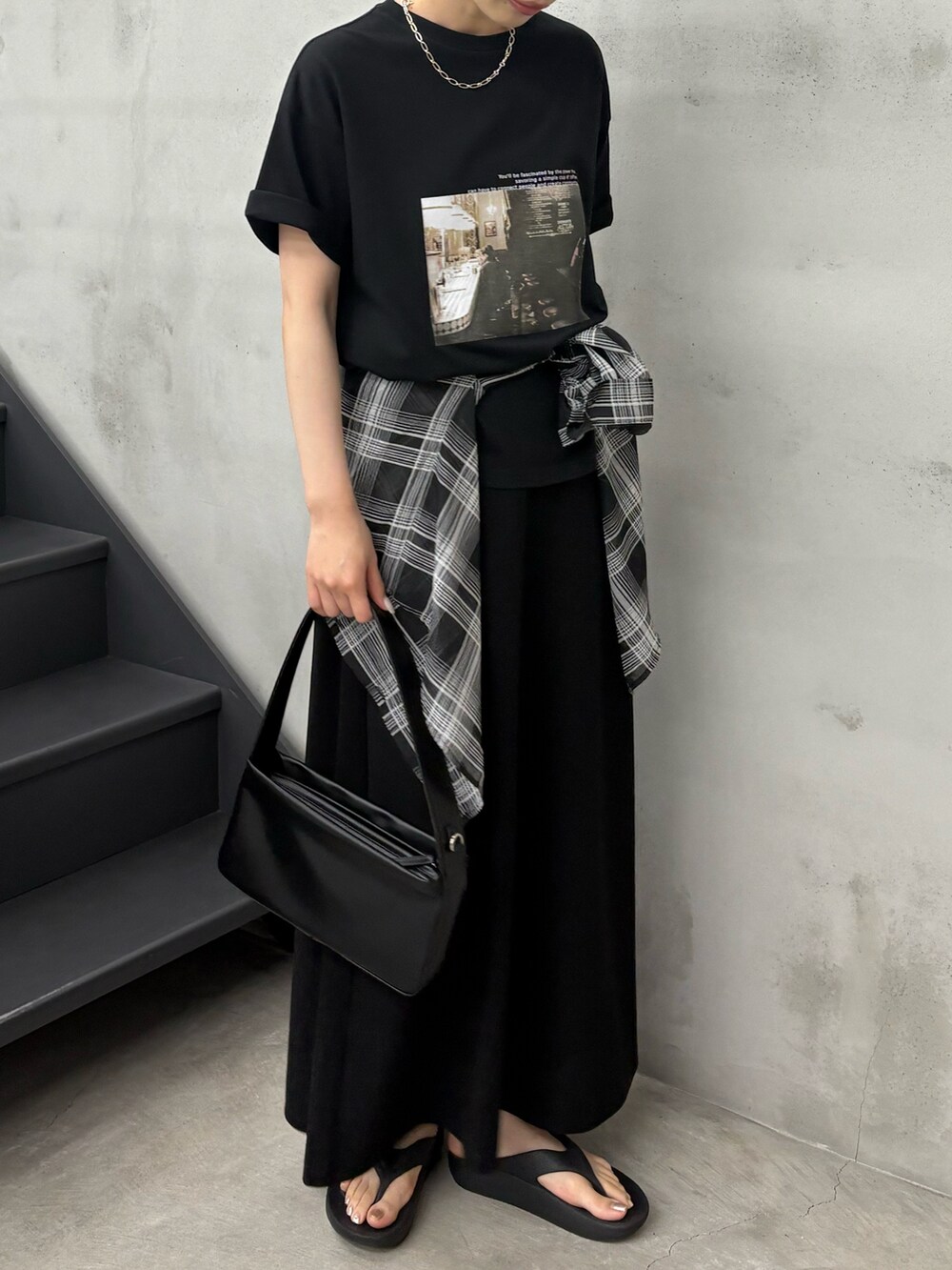 ブラック系のTシャツ/カットソー、ブラック系のシャツ/ブラウス、ブラック系のスカートを着用したレディースの夏コーディネートの2枚目の写真