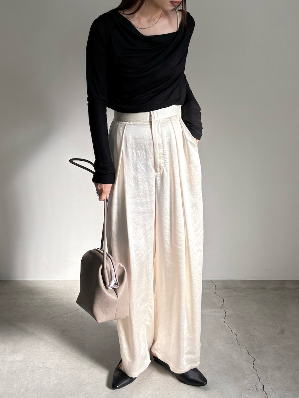 ホワイト系のキャミソール、ブラック系のTシャツ/カットソー、ホワイト系のスラックスを着用したレディースの夏コーディネートの2枚目の写真