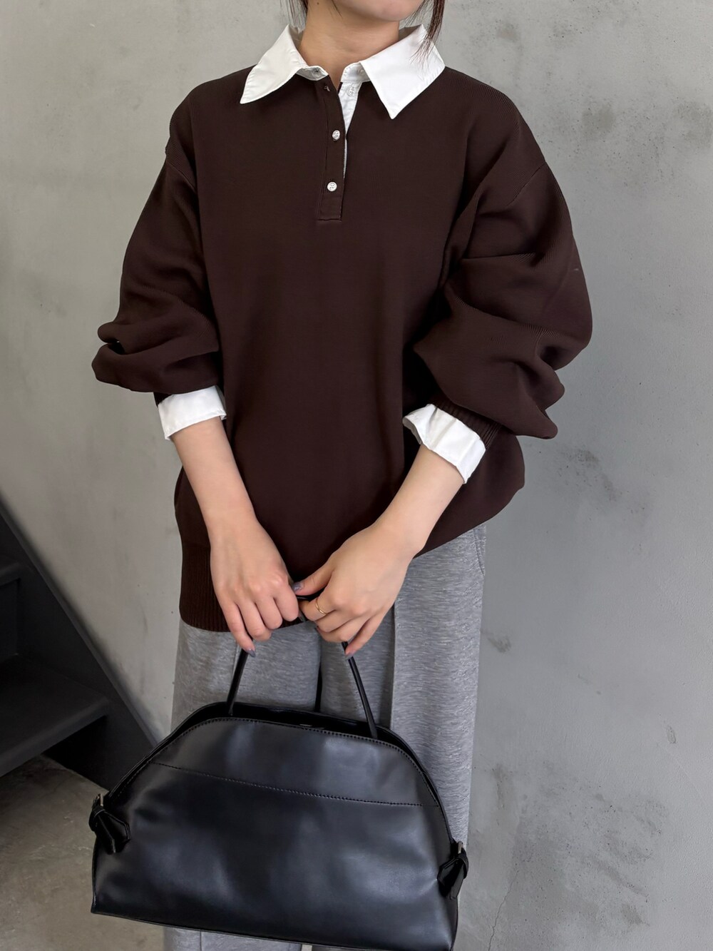 ブラウン系のニット/セーター、グレー系のその他パンツ、ブラック系のローファーを着用したレディースの秋コーディネートの4枚目の写真