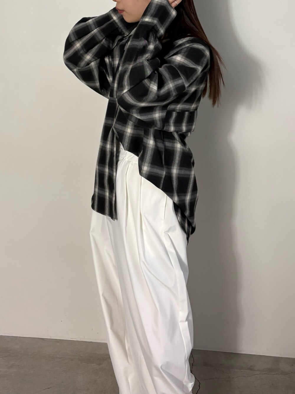 ブラック系のシャツ/ブラウス、ホワイト系のその他パンツ、ブラック系のショルダーバッグを着用したレディースの冬コーディネートの4枚目の写真