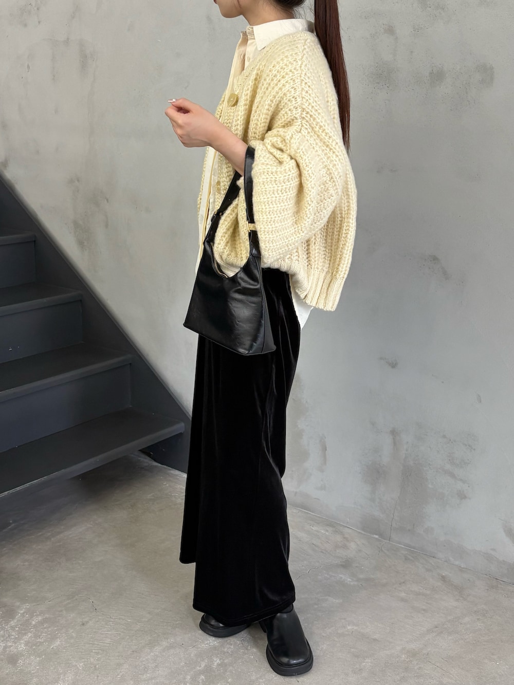 ホワイト系のカーディガン/ボレロ、ホワイト系のシャツ/ブラウス、ブラック系のスリッポンを着用したレディースの秋コーディネートの3枚目の写真