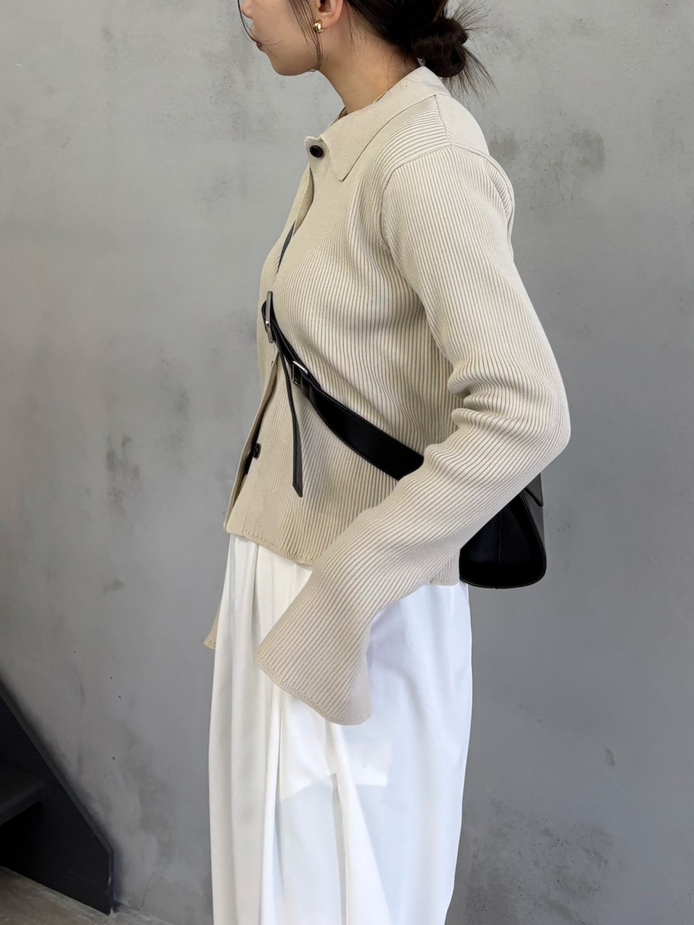 ホワイト系のカーディガン/ボレロ、ホワイト系のその他パンツ、ブラック系のスリッポンを着用したレディースの冬コーディネートの3枚目の写真