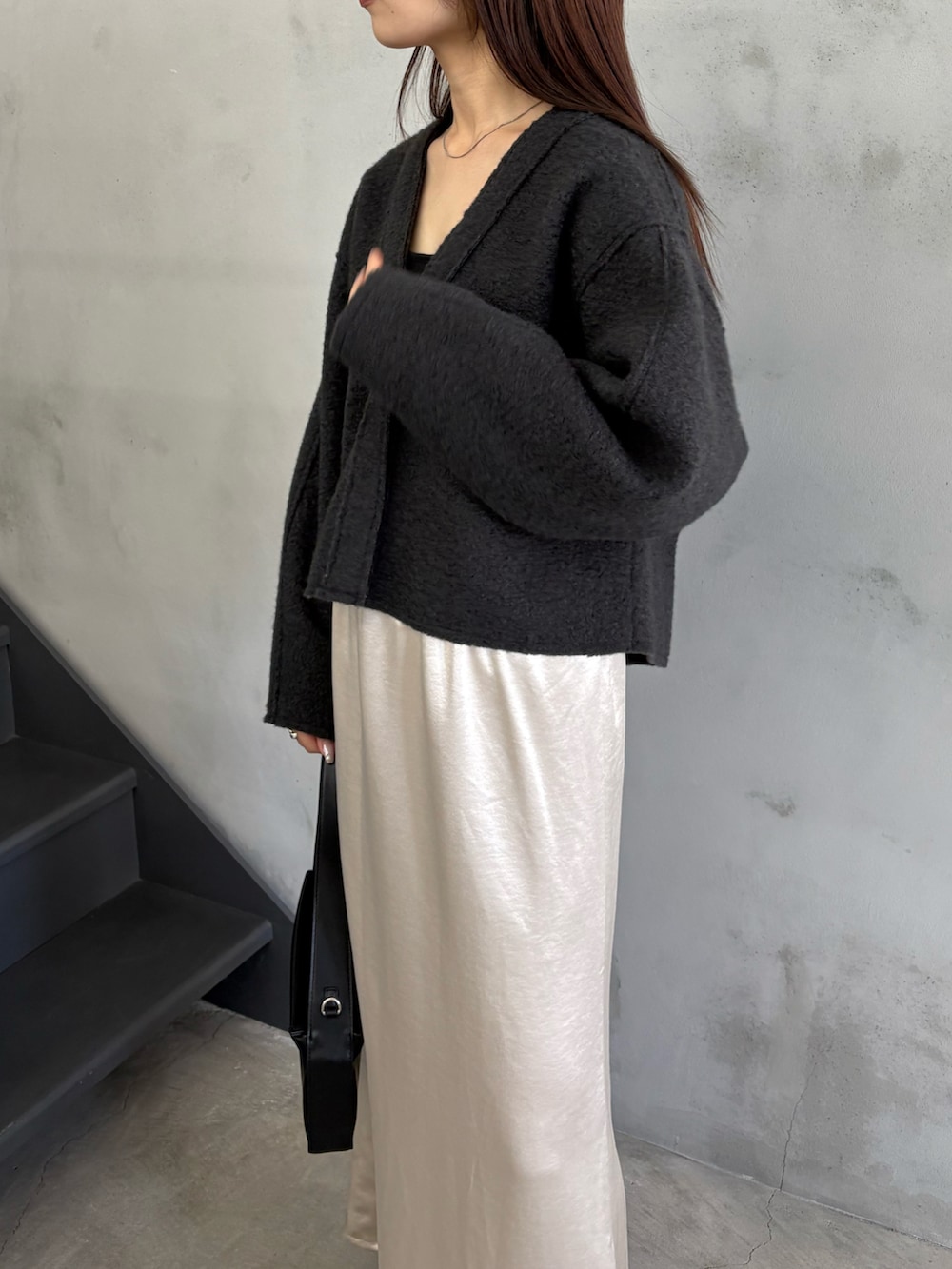 グレー系のカーディガン/ボレロ、ブラック系のキャミソール、ブラック系のショルダーバッグを着用したレディースの秋コーディネートの5枚目の写真