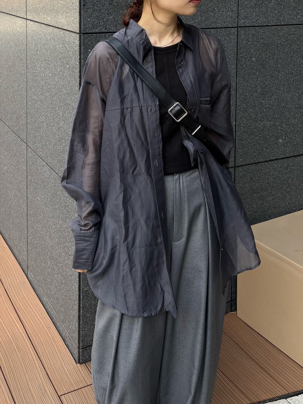 ブラック系のショルダーバッグ、ブルー系のシャツ/ブラウス、ブラック系のワンピースを着用したレディースの春コーディネートの5枚目の写真