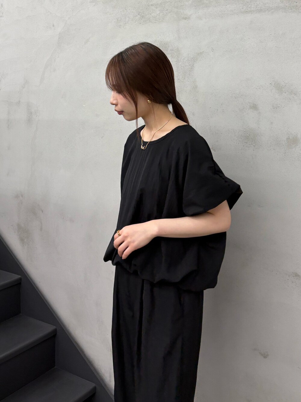 ブラック系のシャツ/ブラウス、ブラック系のその他パンツ、ゴールド系のネックレスを着用したレディースの春コーディネートの4枚目の写真