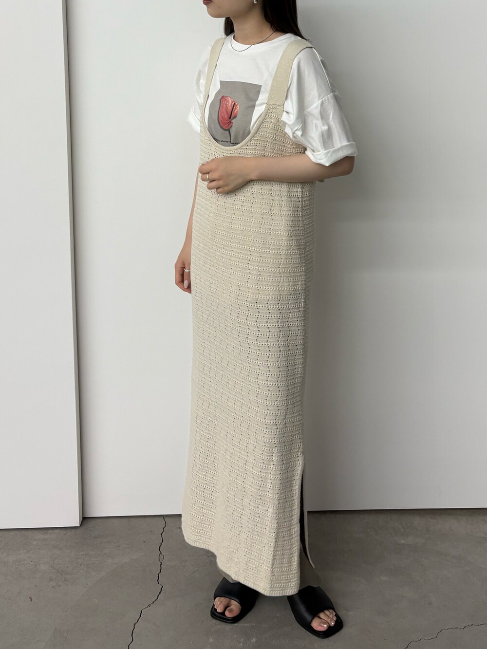 ホワイト系のTシャツ/カットソー、ホワイト系のワンピース、ベージュ系のスラックスを着用したレディースの夏コーディネートの2枚目の写真