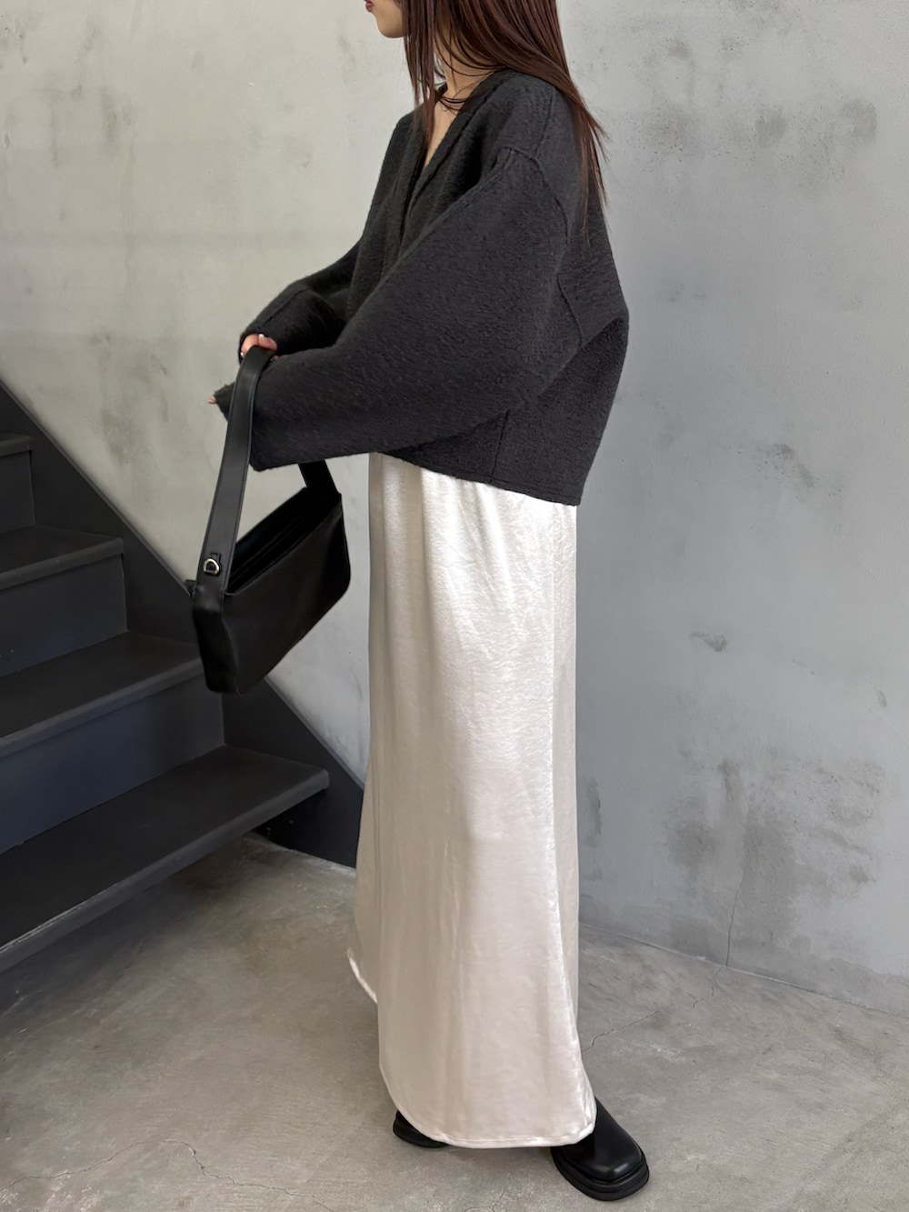 グレー系のカーディガン/ボレロ、ブラック系のキャミソール、ブラック系のショルダーバッグを着用したレディースの秋コーディネートの4枚目の写真