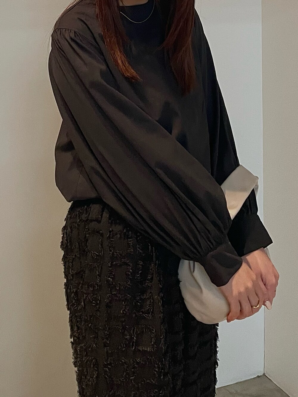 ブラック系のシャツ/ブラウス、ブラック系のその他パンツ、ベージュ系のサンダルを着用したレディースの秋コーディネートの4枚目の写真