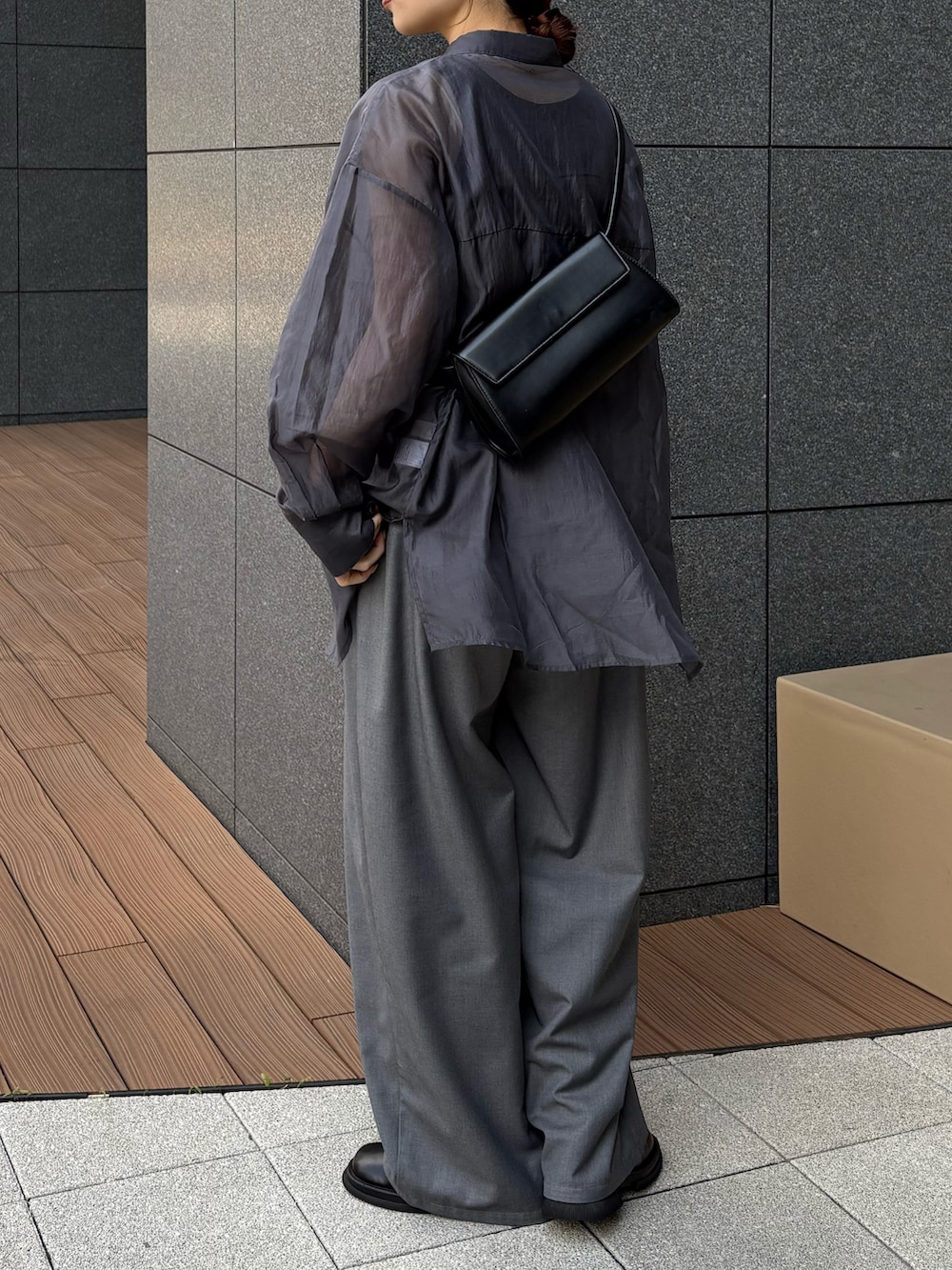 ブラック系のショルダーバッグ、ブルー系のシャツ/ブラウス、ブラック系のワンピースを着用したレディースの春コーディネートの3枚目の写真