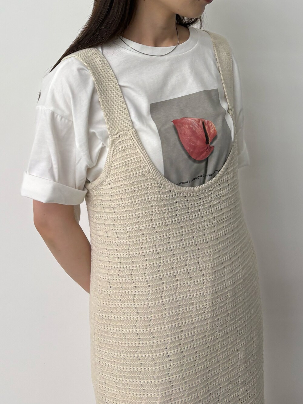 ホワイト系のTシャツ/カットソー、ホワイト系のワンピース、ベージュ系のスラックスを着用したレディースの夏コーディネートの3枚目の写真