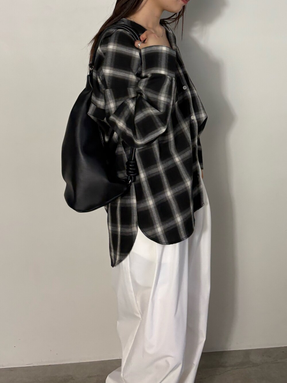 ブラック系のシャツ/ブラウス、ホワイト系のその他パンツ、ブラック系のショルダーバッグを着用したレディースの冬コーディネートの5枚目の写真