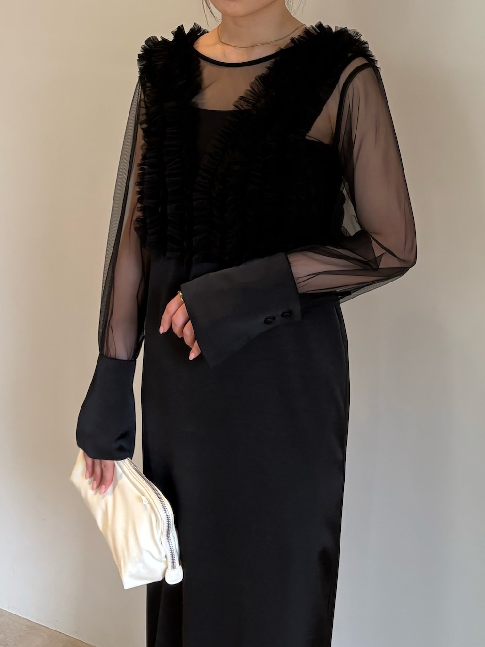 ホワイト系のショルダーバッグ、ブラック系のドレスを着用したレディースの春コーディネートの4枚目の写真