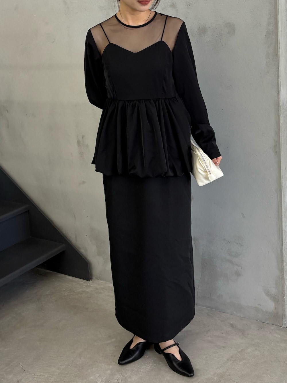 ブラック系のキャミソール、ブラック系のドレス、ホワイト系のショルダーバッグを着用したレディースの秋コーディネートの4枚目の写真