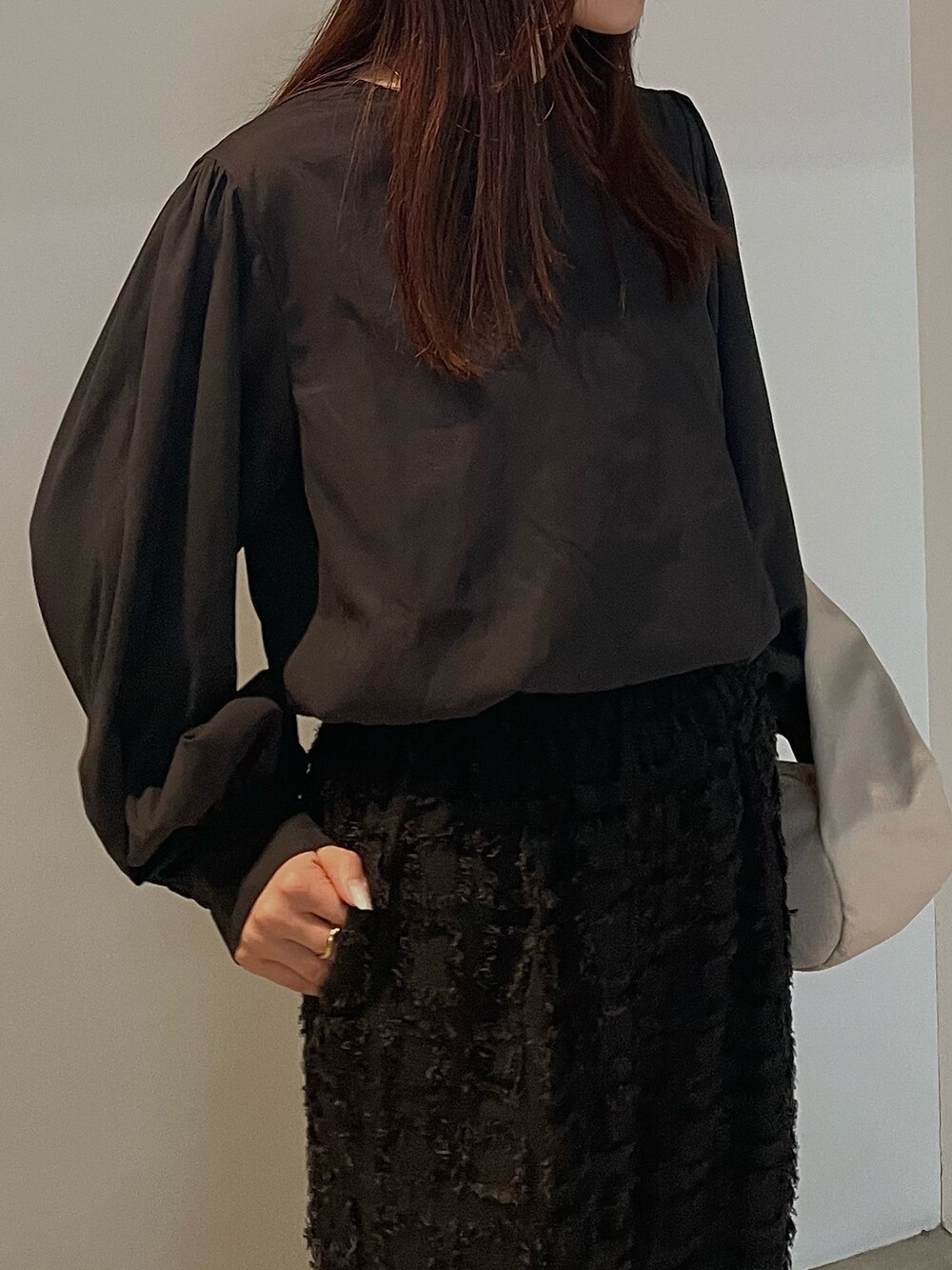 ブラック系のシャツ/ブラウス、ブラック系のその他パンツ、ベージュ系のサンダルを着用したレディースの秋コーディネートの3枚目の写真