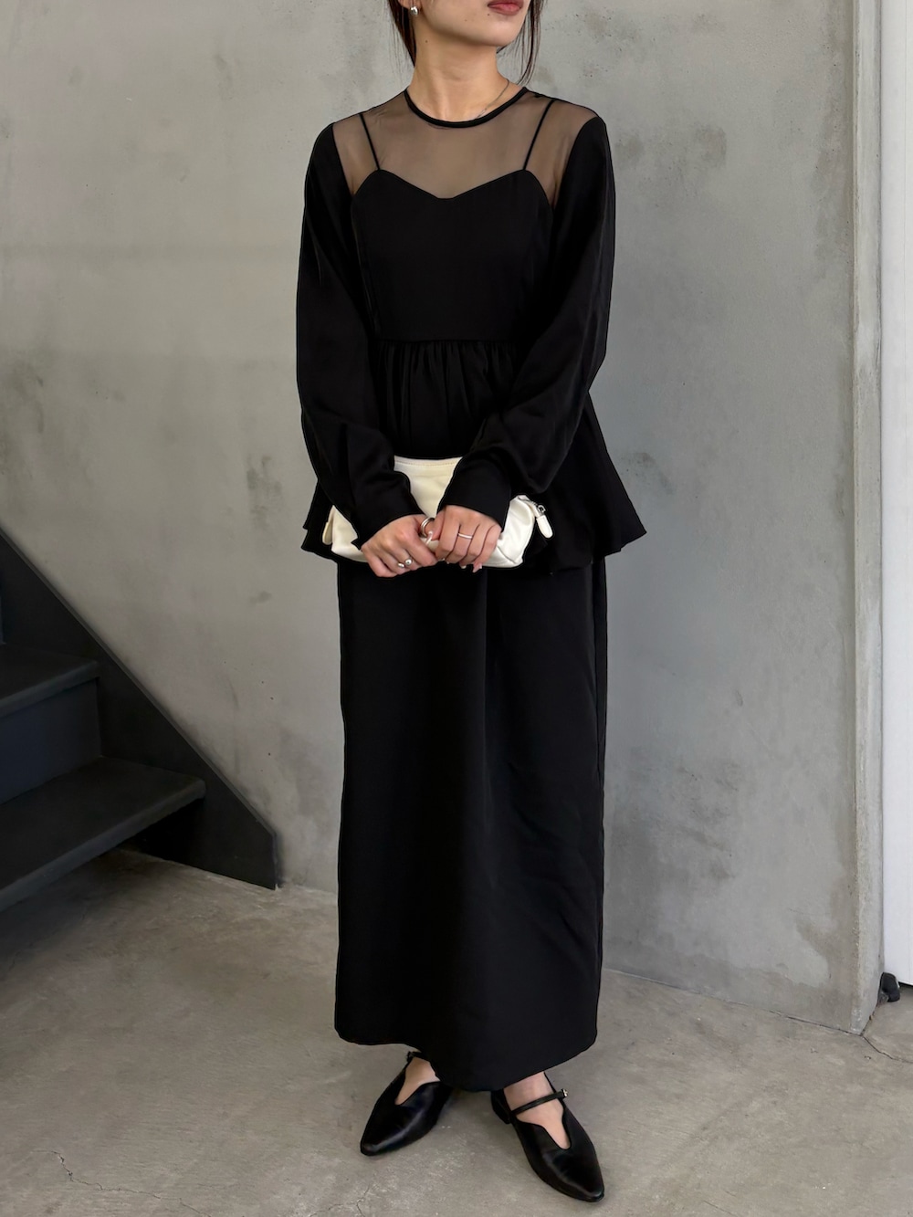 ブラック系のキャミソール、ブラック系のドレス、ホワイト系のショルダーバッグを着用したレディースの秋コーディネートの3枚目の写真