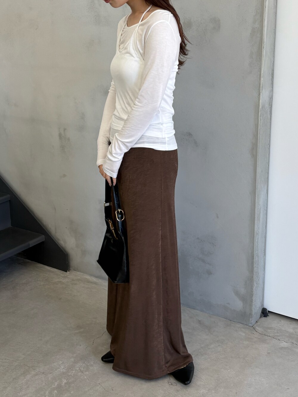 ホワイト系のTシャツ/カットソー、ブラウン系のスカート、ブラック系のサンダルを着用したレディースの夏コーディネートの3枚目の写真