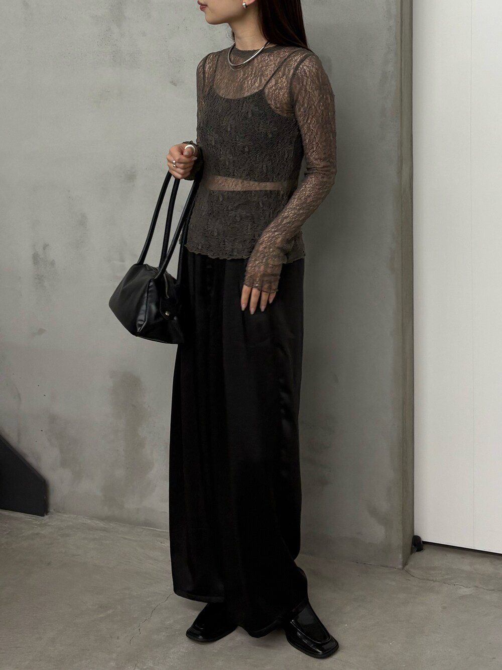 ベージュ系のシャツ/ブラウス、ブラック系のキャミソール、ブラック系のスラックスを着用したレディースの夏コーディネートの3枚目の写真