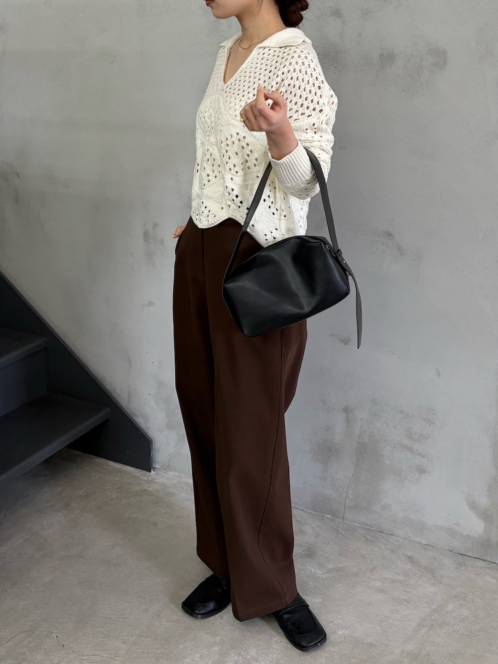 ホワイト系のニット/セーター、ホワイト系のキャミソール、ブラック系のショルダーバッグを着用したレディースの冬コーディネートの2枚目の写真