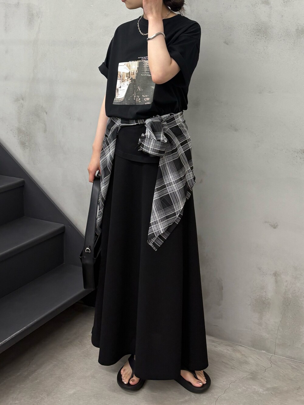 ブラック系のTシャツ/カットソー、ブラック系のシャツ/ブラウス、ブラック系のスカートを着用したレディースの夏コーディネートの3枚目の写真