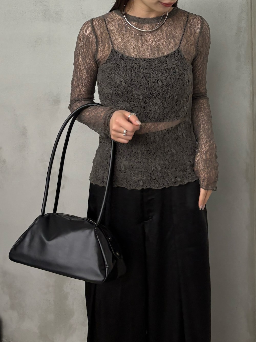 ベージュ系のシャツ/ブラウス、ブラック系のキャミソール、ブラック系のスラックスを着用したレディースの夏コーディネートの4枚目の写真