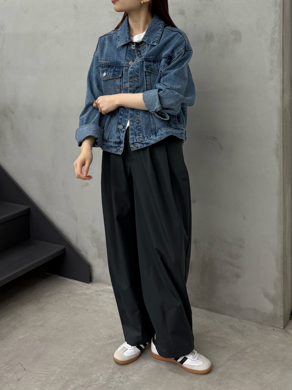 ブルー系のデニムジャケット、ホワイト系のTシャツ/カットソー、ブラック系のその他パンツを着用したレディースの春コーディネートの2枚目の写真