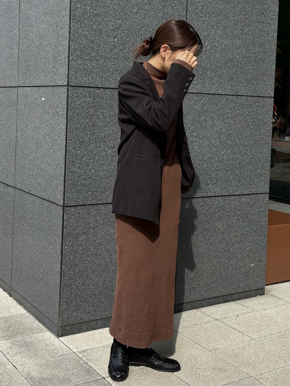 ブラウン系のワンピースを着用したレディースの秋コーディネートの2枚目の写真