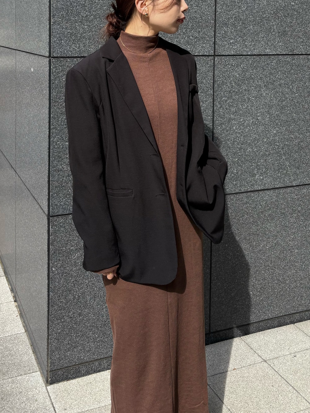 ブラウン系のワンピースを着用したレディースの秋コーディネートの3枚目の写真