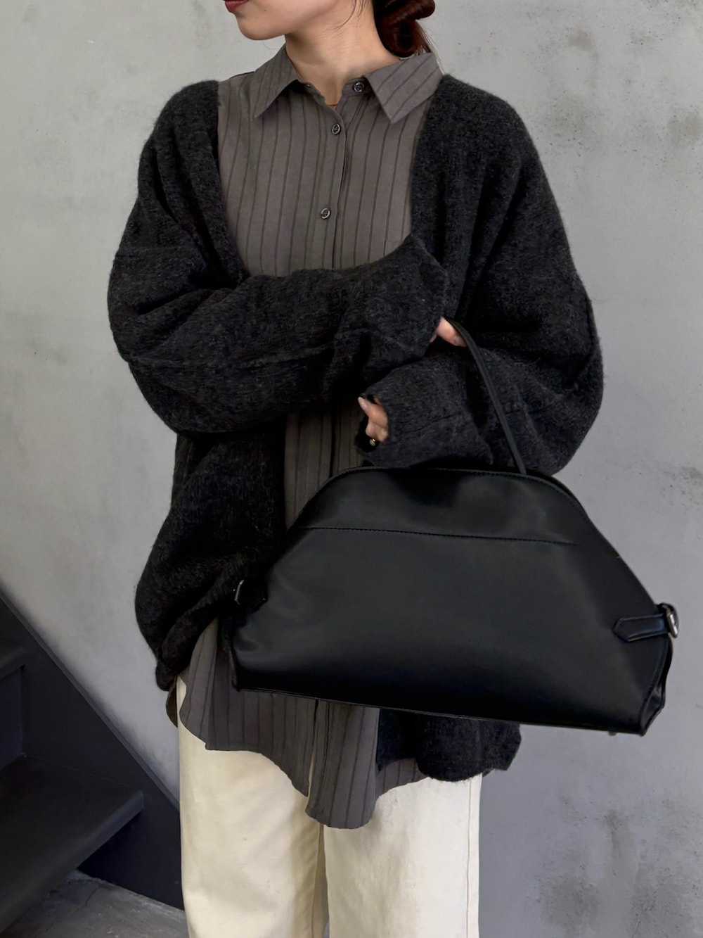 グレー系のシャツ/ブラウス、グレー系のカーディガン/ボレロ、ベージュ系のデニムパンツを着用したレディースの冬コーディネートの4枚目の写真